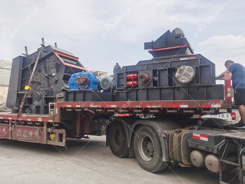 1000*700液壓對輥制砂機，1210反擊破發往四川