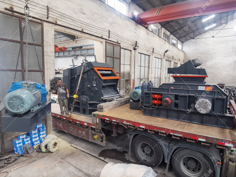 1000*700液壓對輥制砂機，1210反擊破發往四川